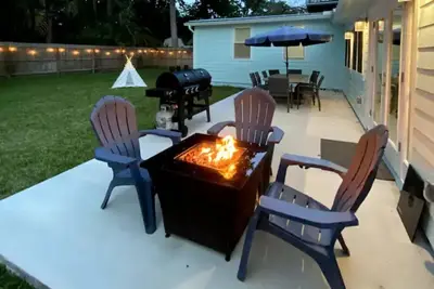 Image de Freshly remodeled coastal inspired 3bed 2bath home sleeps 11! Minutes to beach! \n