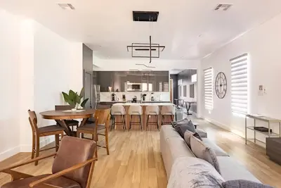 Image de 12 Guest 4 Bedroom Riverwalk Townhome Groups and Family Friendly Parking Modern