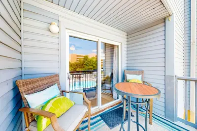 Image de Comfortable condo near the beach with pool, balcony, W/D & central Ac