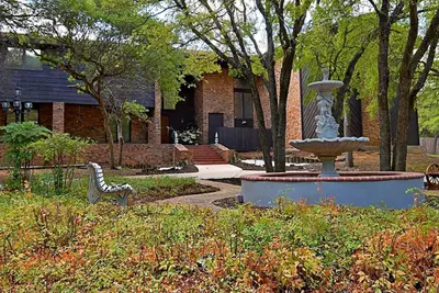 Image de 7000 sqft house on 5 acre with pool and indoor basketball\/Raquetball court