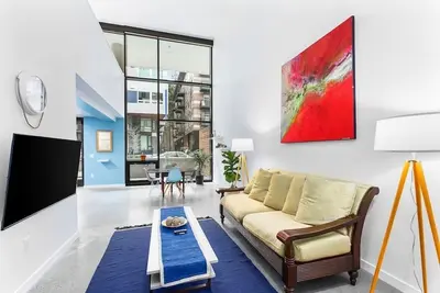 Image de Elegant design meets optimal location amid the natural beauty of Downtown Redmond.