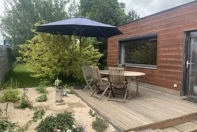 Image de Petite maison en bois avec terrasse