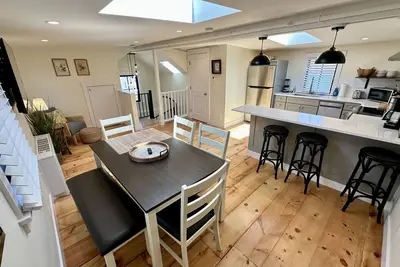 Image de Downtown Newport Ri in this gorgeous renovated townhouse apartment off Historic Thames Street! 2 queen beds + pull-out sofa (sleeps 6), full stocked kitchen, mini-split Ac, 2 TVs, off-street parking. Steps to dining, wharfs & everything!