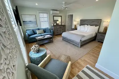 Image de Downtown Newport, this gorgeous renovated suite off Historic Thames Street! Queen bed, pull-out sofa (sleeps 4), seating nook, ensuite glass walk-in shower, Tv, mini fridge, microwave, coffee station, Ac, off-street parking, steps to dining, wharfs!