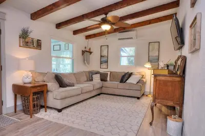 Image de 2br/1ba House - Dog Friendly, Fenced Yard, Walk to Beach/Fishing, Sleeps 6