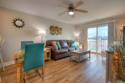 Image de 2br/2ba Condo - Renovated, Pool, Walk to Beach, Elevator, Sleeps 6