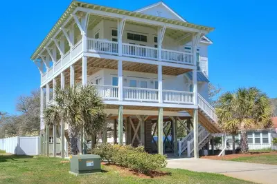 Image de 4br/4. 5ba Home - Walk to Beach, Pool, 4 Private Suites, Sleeps 10