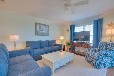 Image de Beautiful 3 Bedroom 2. 5 Bath Condo - Walk to Beach, Pool, Elevator, Sleeps 8