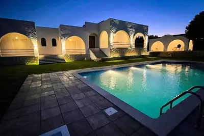Image de Villa de luxe avec piscine et vue imprenable.