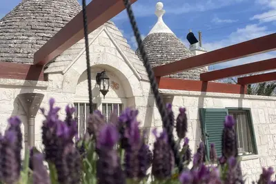 Superbe maison en trulli dans le paysage des Pouilles!