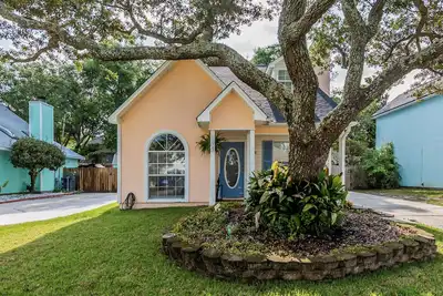 Image de Dog-friendly home with porch near the beach & Blue Angels - snowbirds welcome