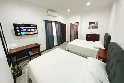 Image de Deluxe Suite #8 for 4 + Breakfast Included