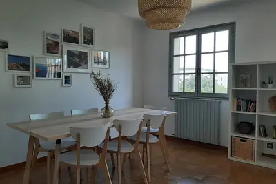 Image de 1e étage de villa proche de la mer, dans un jardin arboré et fleuri
