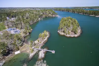 Image de Breathtaking Oceanfront Views with Deep-Water Dock and Mooring