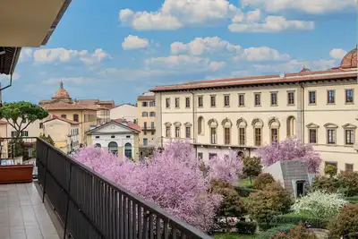 Downtown apartment of 180sqm offers WiFi a panoramic balcony.