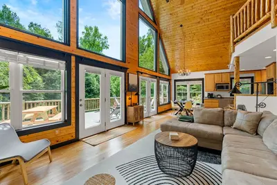 Image de Cozy, modern cabin w/ Firepit near Asheville + Pet-Friendly