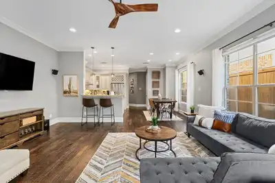 Image de Luxury 4br Dallas Home | Game Room | Fire Pit | Gym
