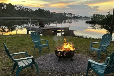 Image de Waterfront home on large property. Close to many of Pensacola’s attractions.