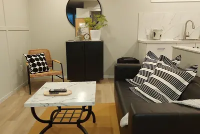 Image de Relax on 4th! \nBrand new, meticulously clean suite in perfect location!