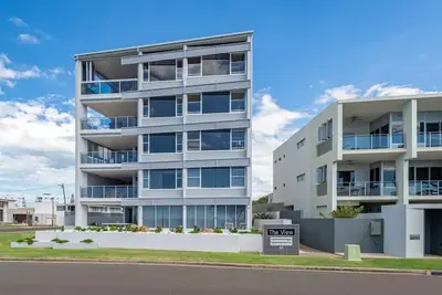 Image de Wow is what you will say as you enter this large modern 3 bedroom apartment