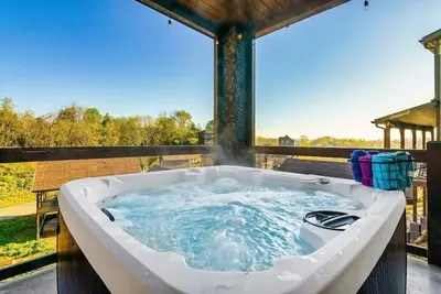 Image de Lux Treehouse Cabin, Hot Tub, Sauna, Arcade,