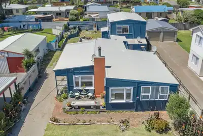 Image de Pet friendly spacious bach close to the beach