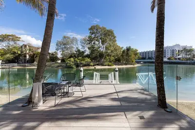 Image de Riverfront Haven: Modern Elegance, Pool