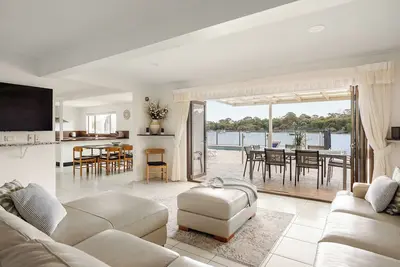 Image de Breathtaking River Views on Noosa Parade