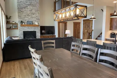 Image de New! 2023 Built Spacious Lake Home on Cross Lake