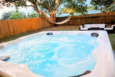 Image de ✨New Jacuzzi✨♨️🌊 Modern Home🏡 Universal🎢 Disney🎡13 Min Near International Dr