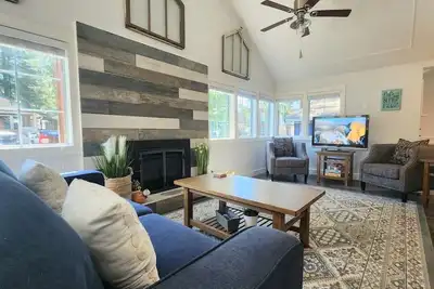 Image de Stylish Main-Beach Lake House with A/C