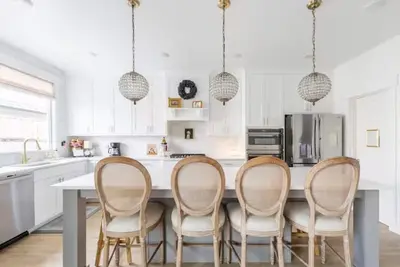 Image de Stylish Fall Retreat, Theater Room, Ev Charger, Scenic Walks + Leaf Peeping