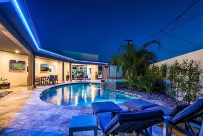 Image de 75th Place: Luxe, Pool, Spa, Walk to Old Town!