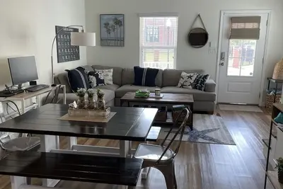 Image de Experience Downtown Charm and Modern Comfort at  Your Perfect Vrbo Getaway!