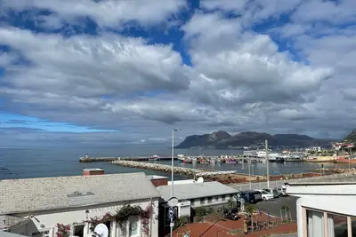 Image de Studio apartment in the heart of Kalk Bay, 1 minute walk to the beach.