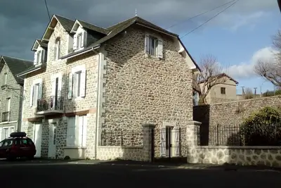 Image de Maison de caractère récemment rénovée, près d'un lac et d'une rivière