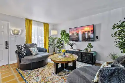 Image de Little Den of Sunflowers - A Ryson Property