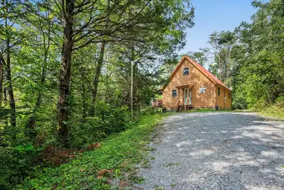 Image de Cozy 1br + Loft w/ Hot Tub! Fire Pit + Near Town!
