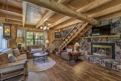 Image de Three-Story Home -1/8 of a mile of Fishing the Rio Grande River