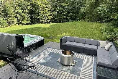 Image de Relaxing mountain setting w/private hot tub, 5 minutes to Okemo. Pet friendly!