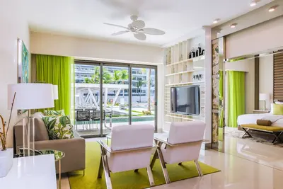 Image de 2br beachfront condo w/ Private swim up pool