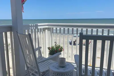 Image de Newly Renovated Beach Front Condo with indoor pool and hot tub! Winter rates! !