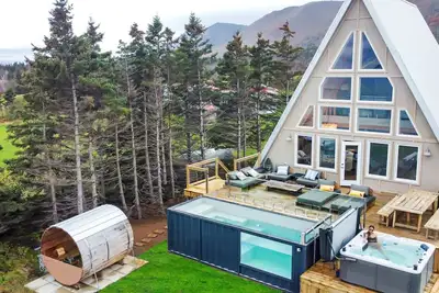 Image de Mystical Beachfront Chalet, Hot tub, Sauna and Heated Container Pool.