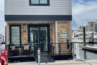Image de Unique deluxe houseboat at Port City Marina named the “Sea Ranch”
