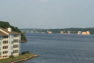 Image de 4 Mile Breathtaking Lake Views! 3 Bedroom 3 Bath In Regatta Bay Complex.