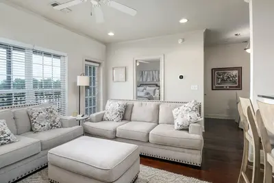 Image de Stay in Style: Fabulous 2 Bedroom Condo Minutes from Campus with Covered Porch, Pool, and Gym!