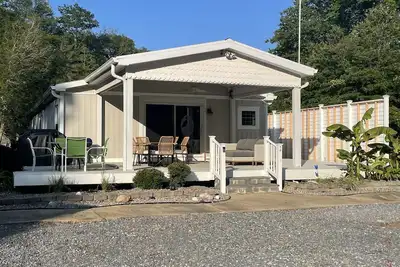 Image de Minutes to the Beach with a hot tub and decks for relaxing.