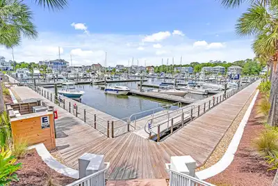 Image de 3rd-floor condo with marina & Intercoastal Waterway views, porch, W/D, & Ac