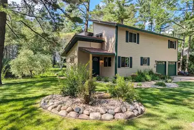 Image de Lakefront Lodge w\/ hot tub, fireplace & fire pit