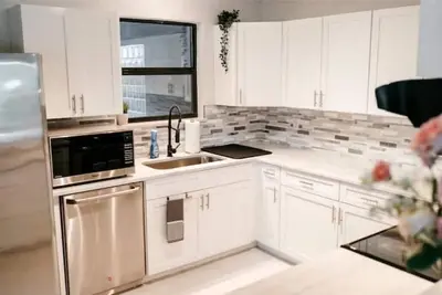 Image de Luxury Mid Century Home w/ King Bed by Golf Course
